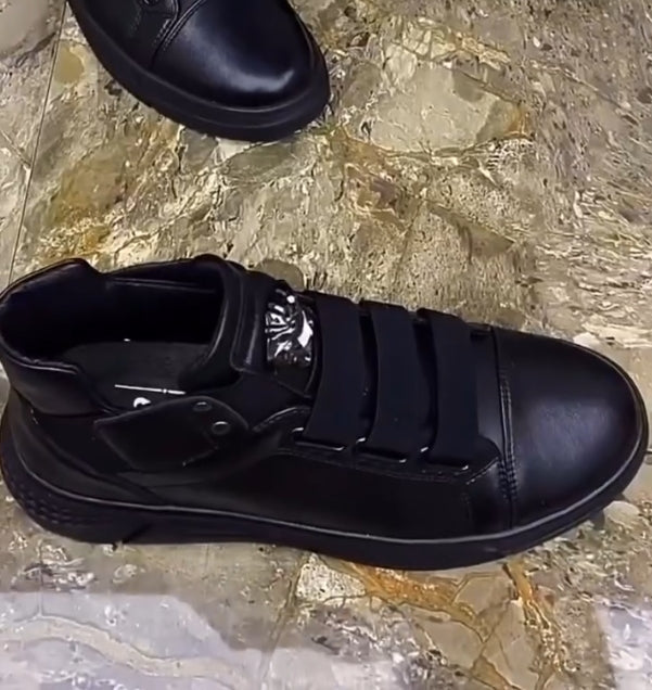 Black high-top shoelace-free casual shoes