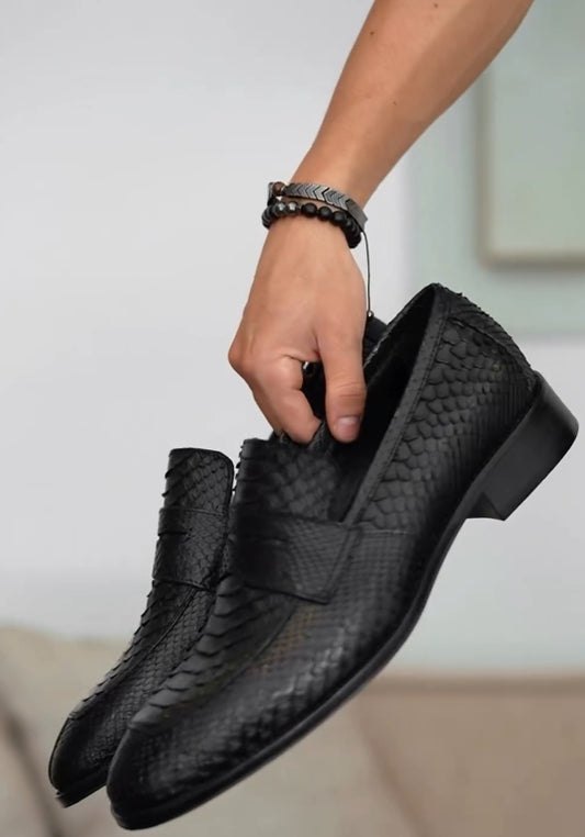 Crocodile leather shoes with turned leather