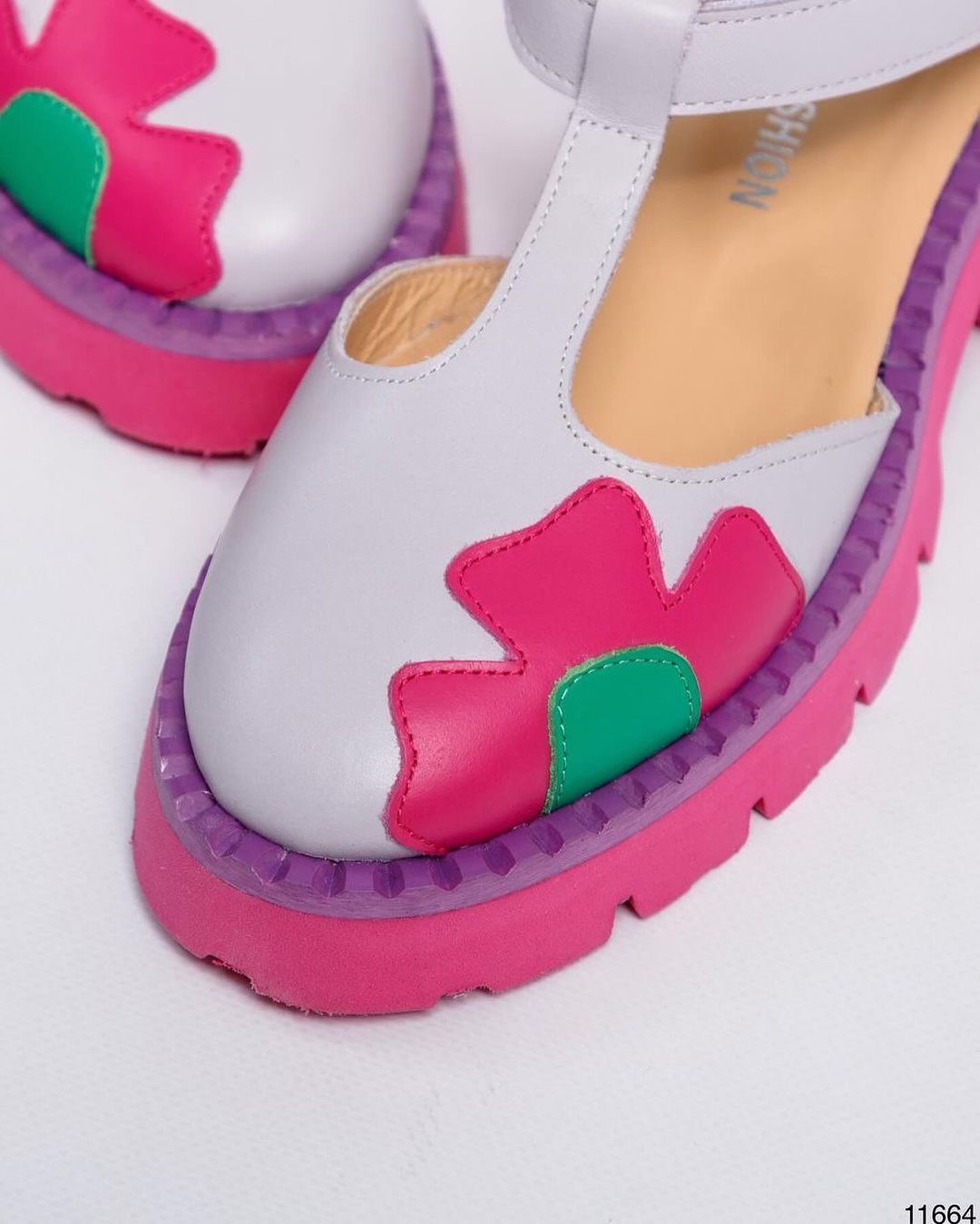 Brightly colored flower heightening sandals