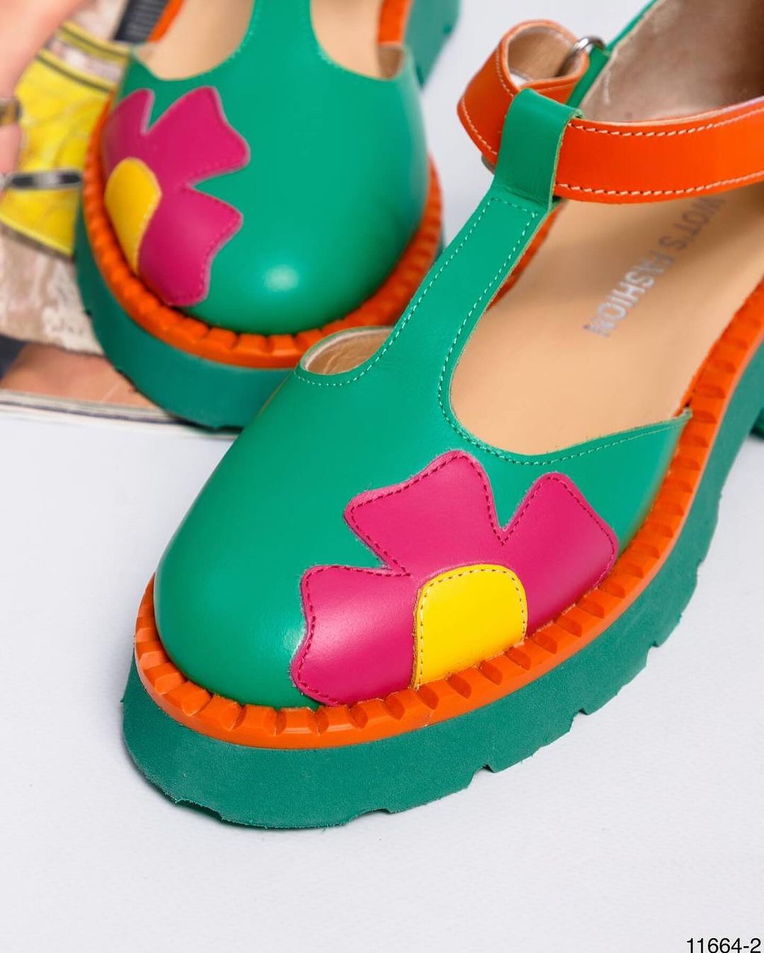 Brightly colored flower heightening sandals