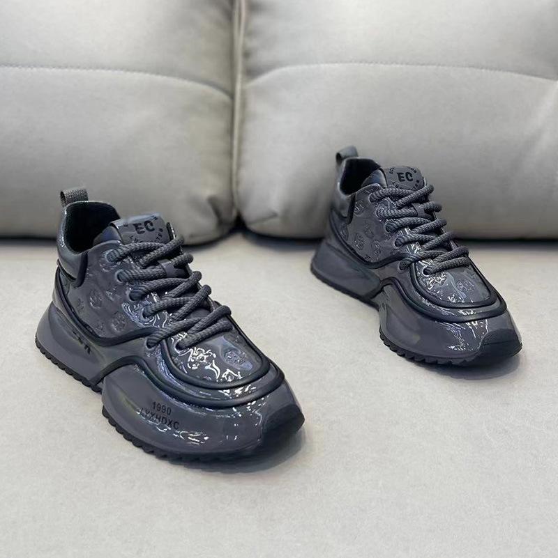 Patent leather three-dimensional embossed casual shoes