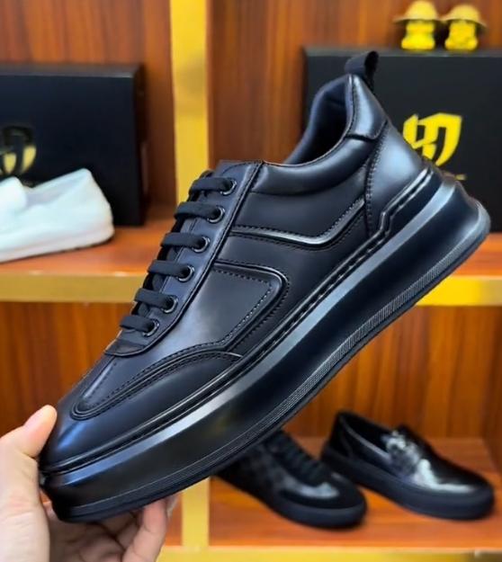 Casual breathable black sneakers