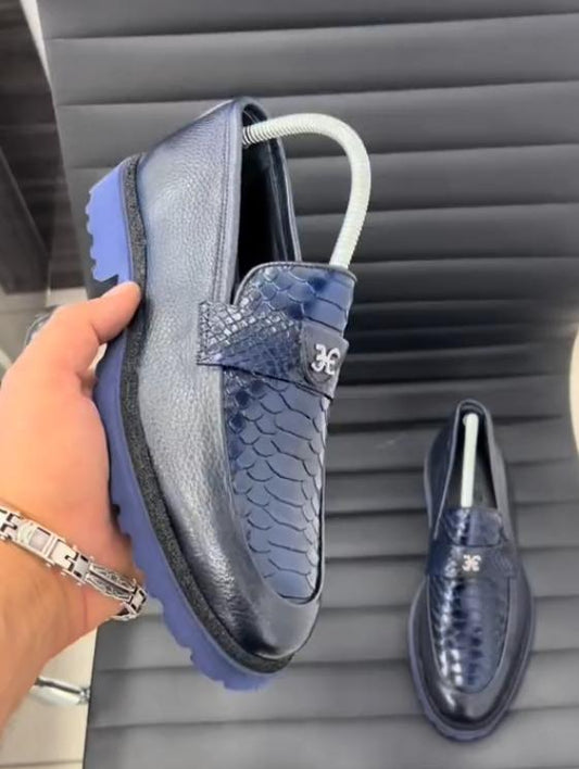 Blue scale leather shoes