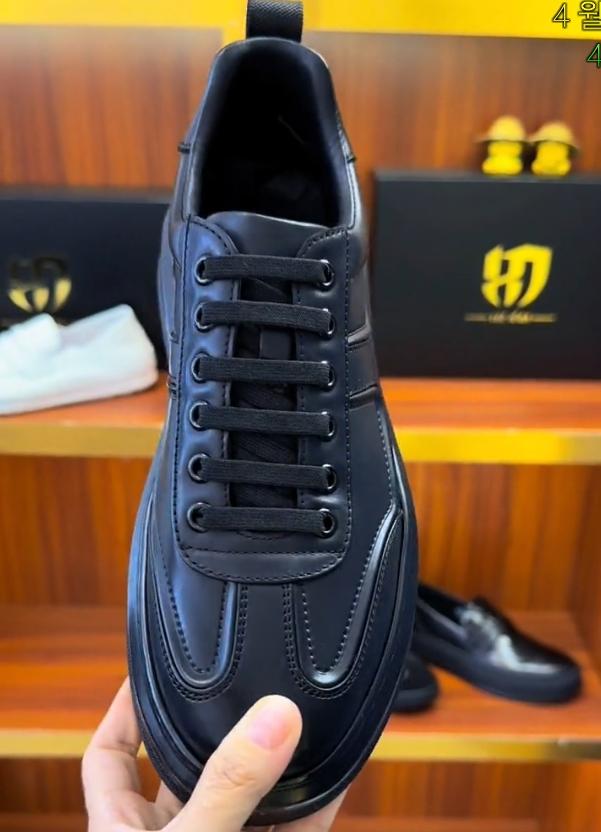 Casual breathable black sneakers