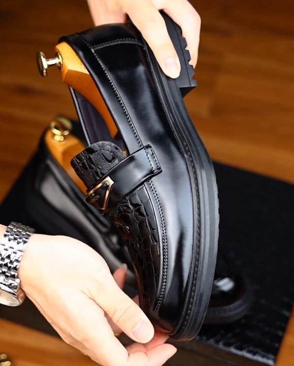 High-end luxury crocodile leather shoes