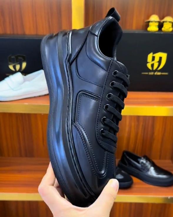 Casual breathable black sneakers