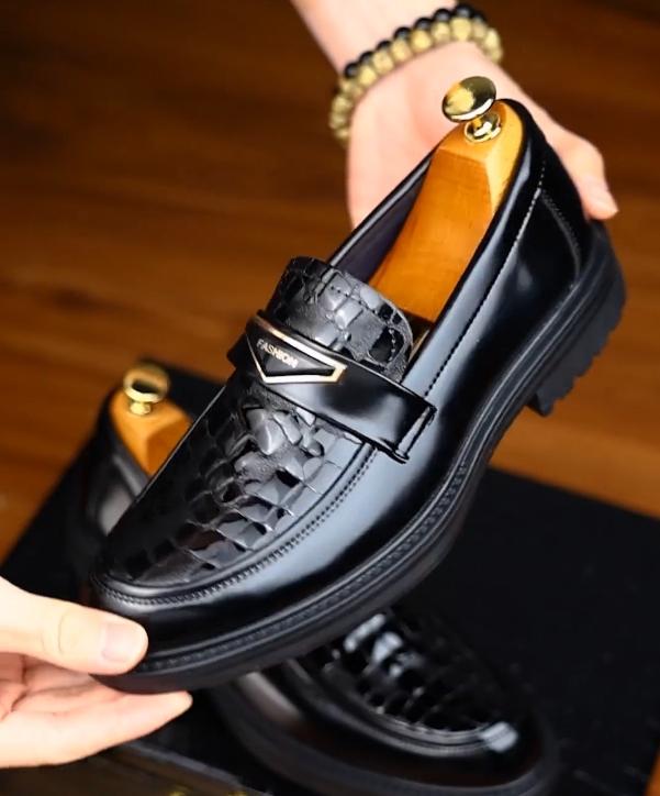 High-end luxury crocodile leather shoes