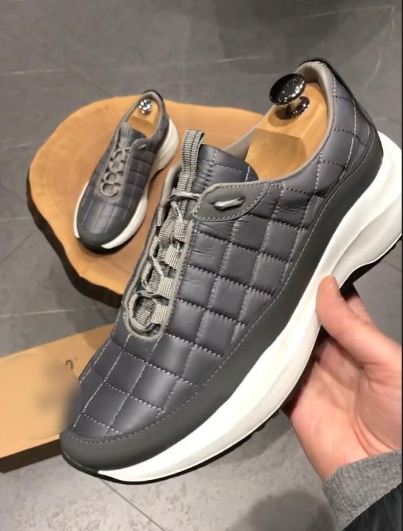 Waffle upper light height shoes