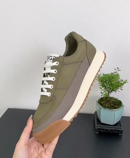 Green leisure shoes with serrated soles