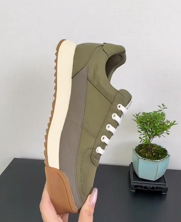 Green leisure shoes with serrated soles