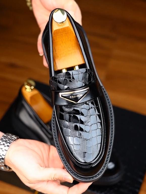 High-end luxury crocodile leather shoes