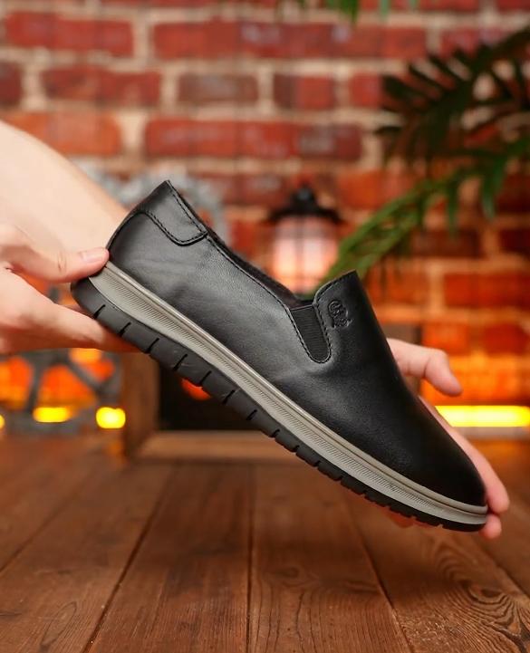 Anti-smashing light and comfortable casual shoes