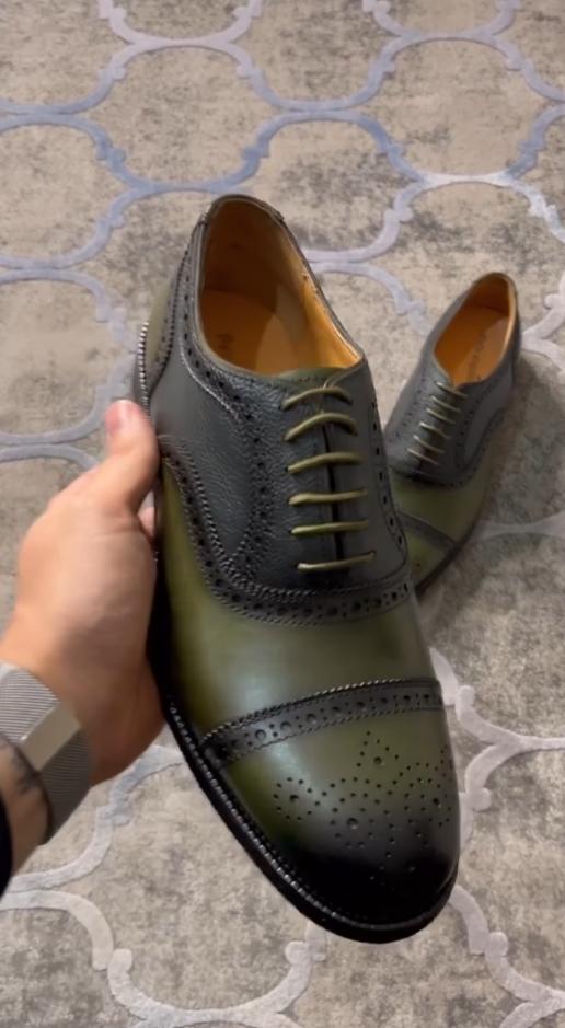 Dark green Brock color matching and carving casual men's shoes