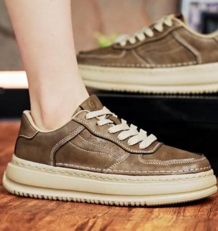 Brown soft-soled heightening casual shoes