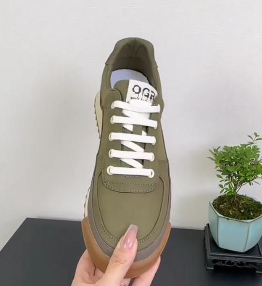 Green leisure shoes with serrated soles